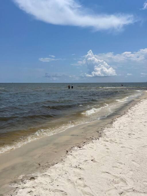 Feels Like Home Escape, 1/2 Mile To Beach Gulfport Exterior photo