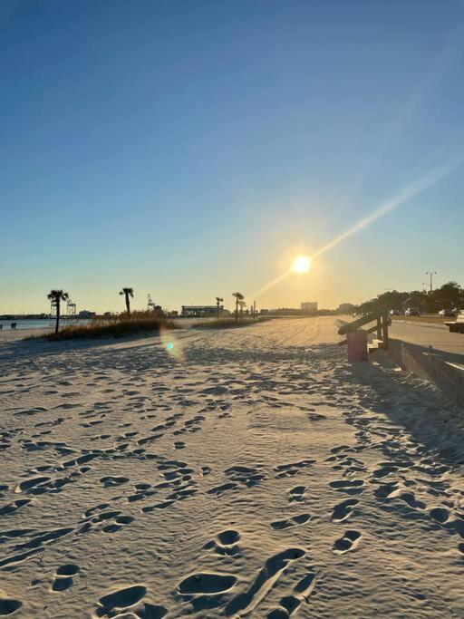 Feels Like Home Escape, 1/2 Mile To Beach Gulfport Exterior photo