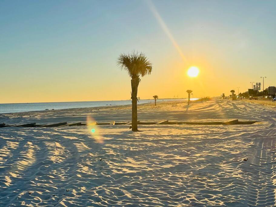 Feels Like Home Escape, 1/2 Mile To Beach Gulfport Exterior photo
