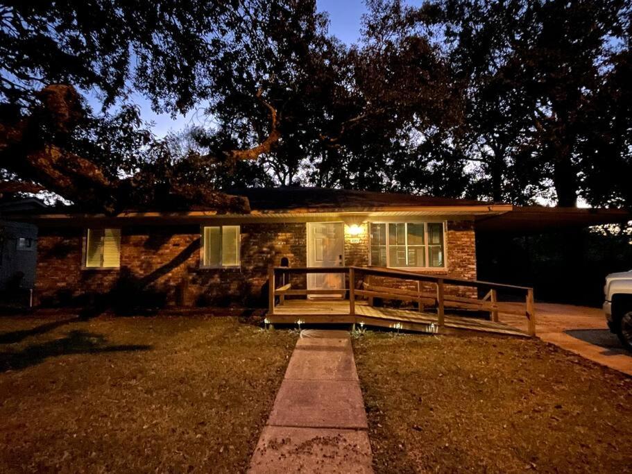Feels Like Home Escape, 1/2 Mile To Beach Gulfport Exterior photo