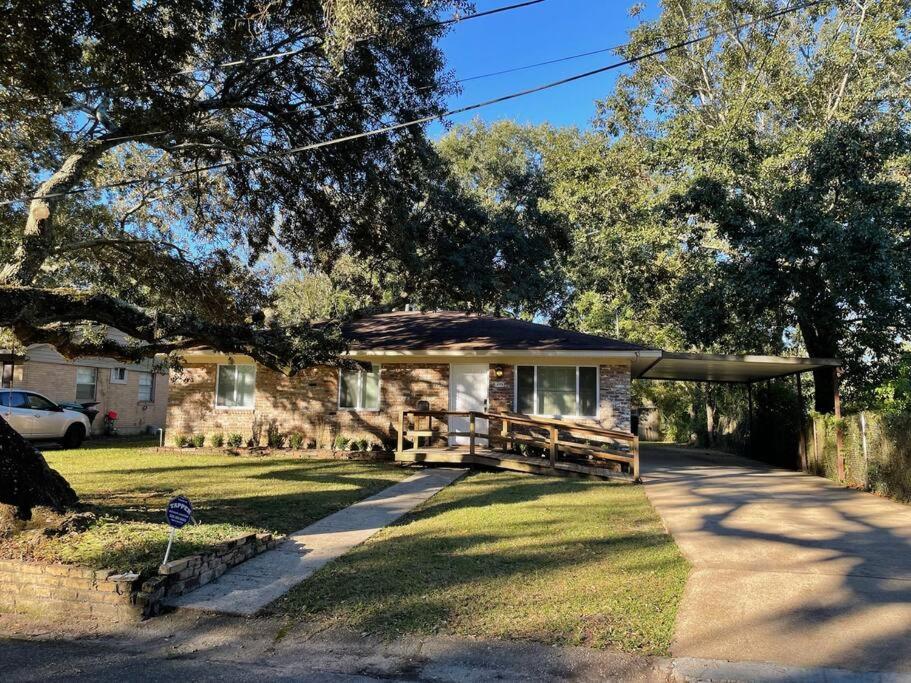 Feels Like Home Escape, 1/2 Mile To Beach Gulfport Exterior photo